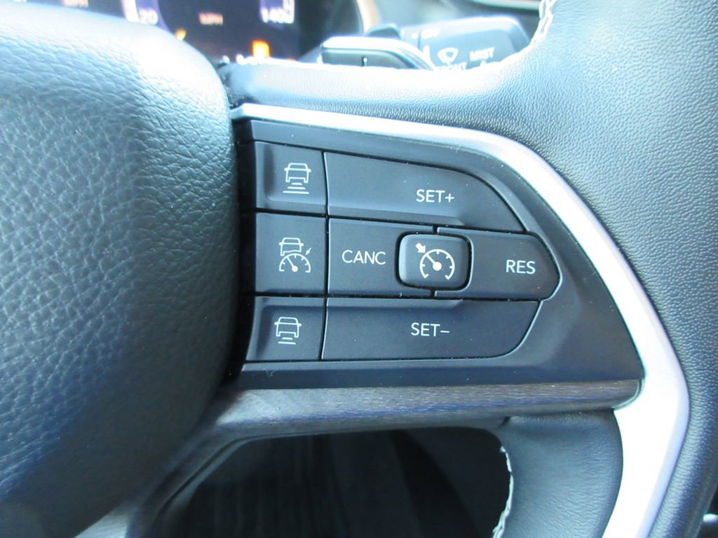 Used 2022 Jeep Grand Cherokee L Limited AWD/4WD image 29