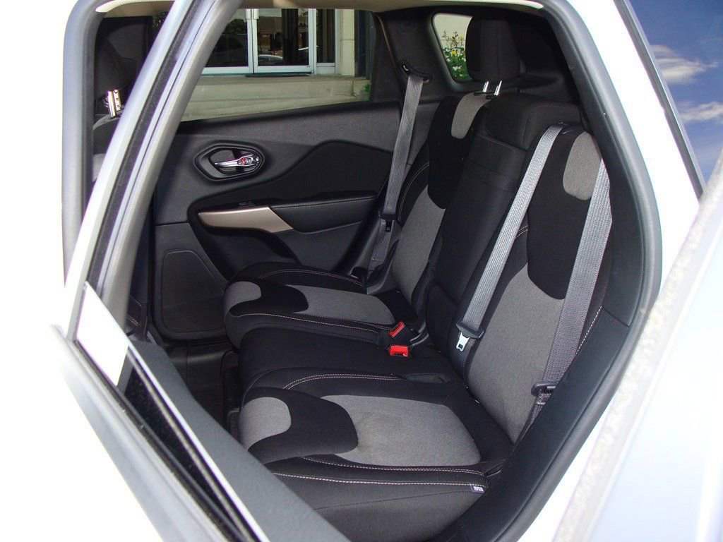 Used 2017 Jeep Cherokee Sport image 8