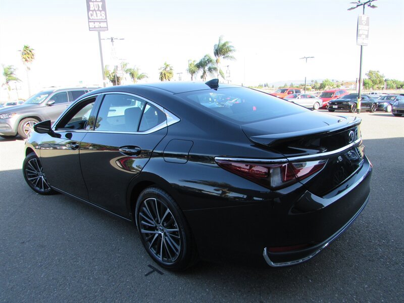 Used 2025 Lexus ES 300h w/ Premium Package FWD image 3