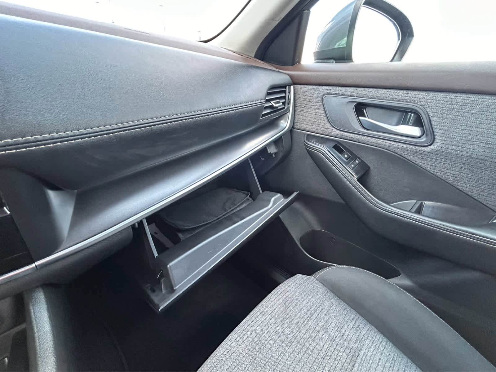 Used 2023 Nissan Rogue SV image 39