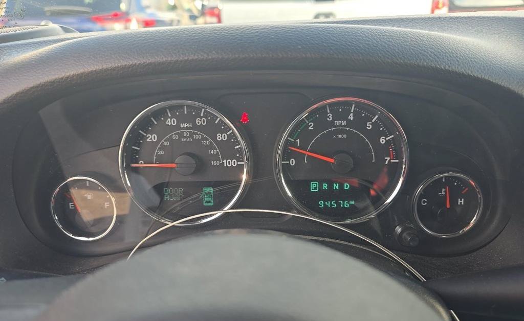 Used 2015 Jeep Wrangler Unlimited Sahara w/ Connectivity Group AWD/4WD image 13