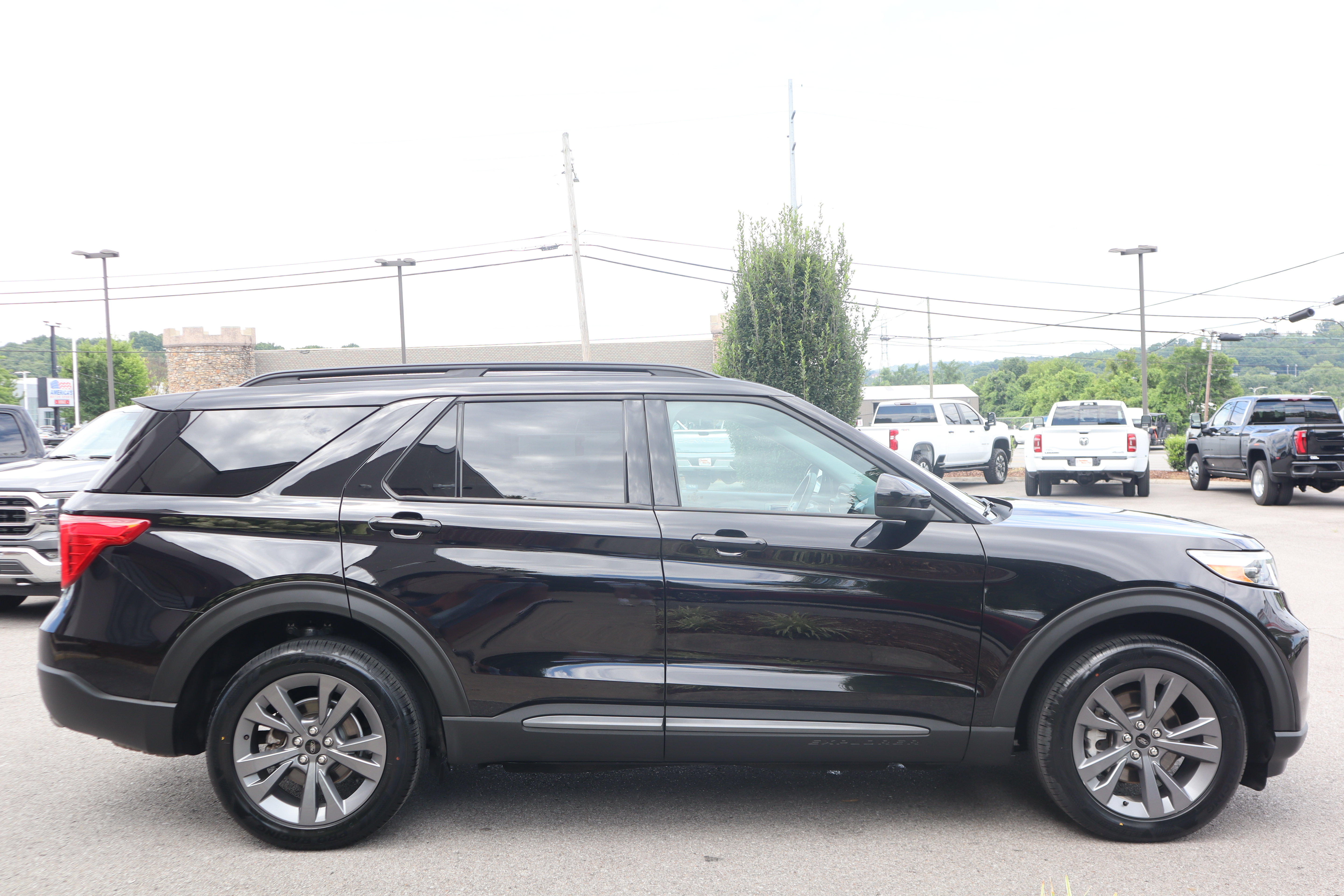 Used 2022 Ford Explorer XLT w/ Equipment Group 202A AWD/4WD image 6