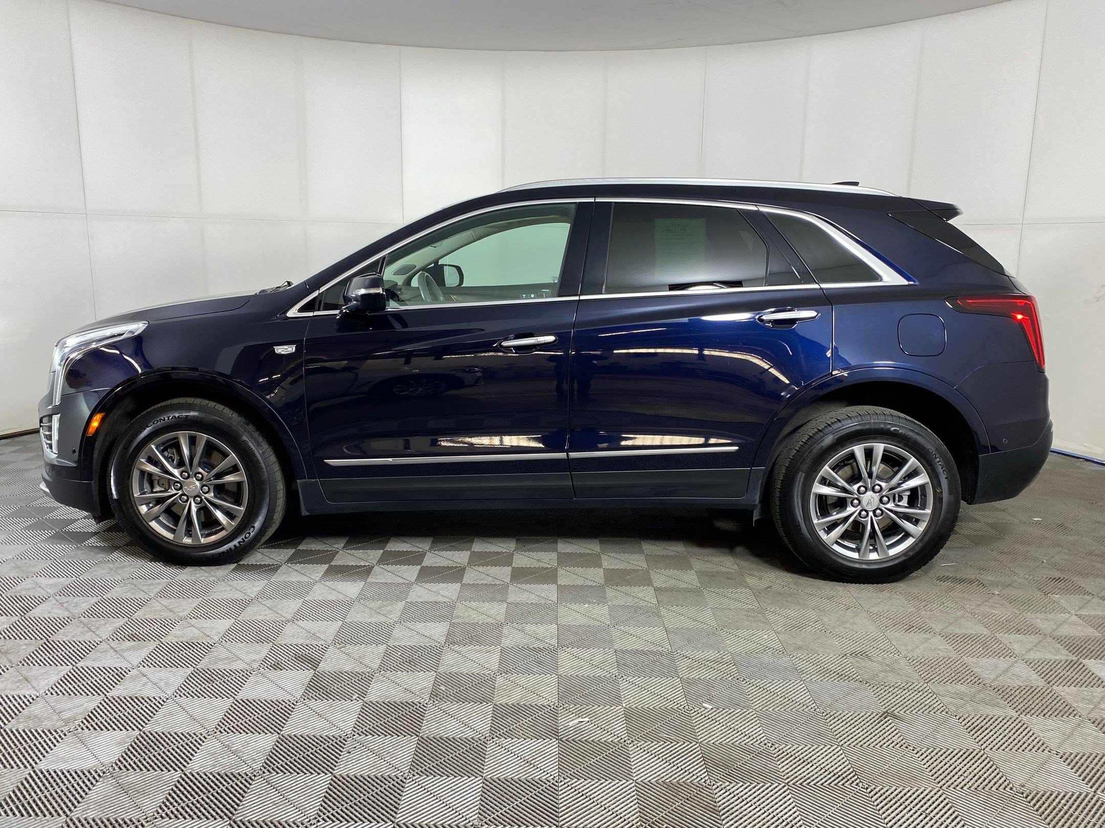 Used 2021 Cadillac XT5 Premium Luxury image 2