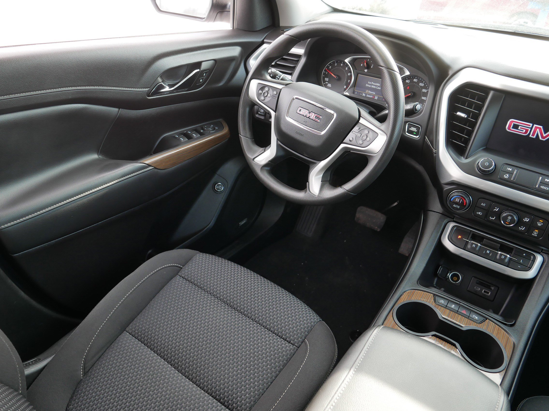 Used 2023 GMC Acadia SLE w/ Driver Convenience Package image 9