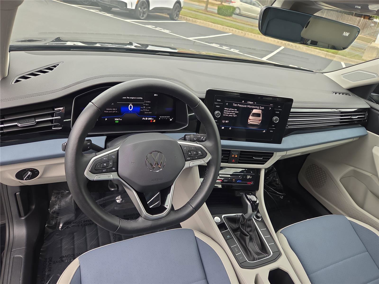 Certified 2025 Volkswagen Jetta SE w/ Sunroof Package image 14