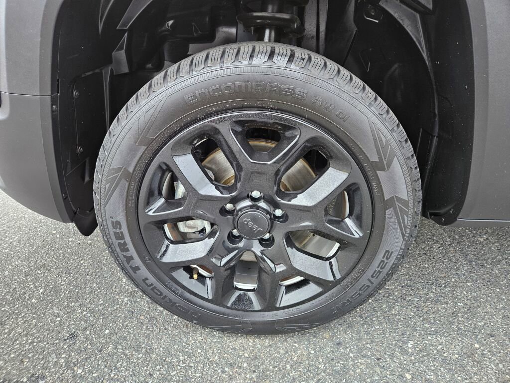 Used 2017 Jeep Renegade Latitude AWD/4WD image 9