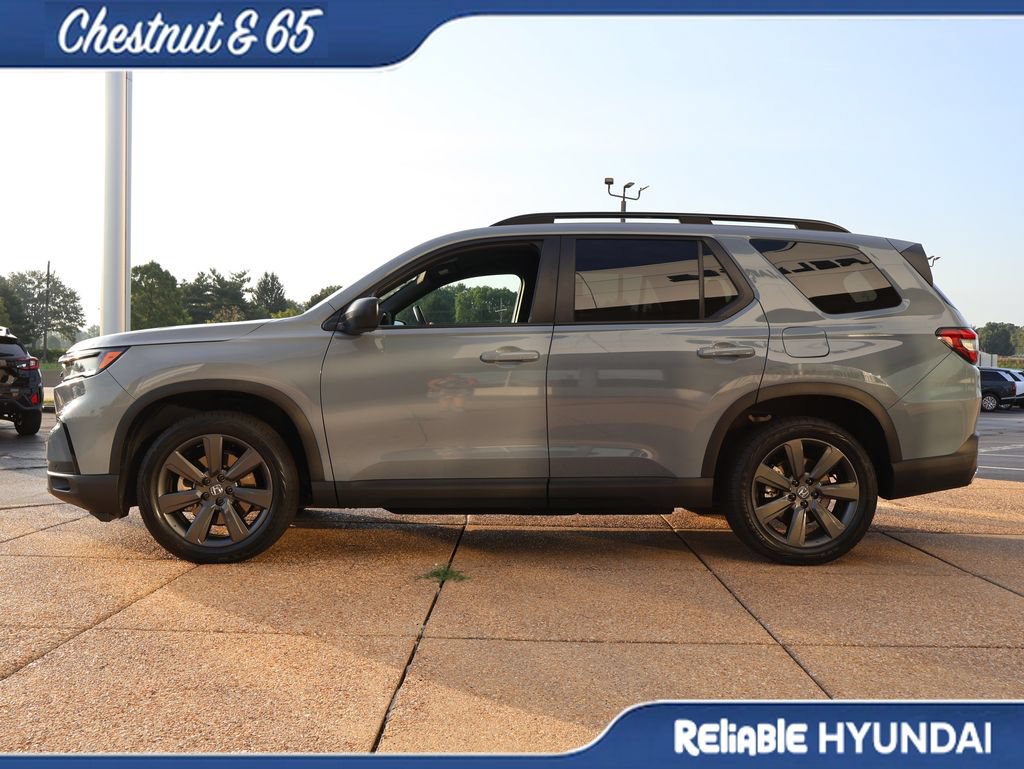 Used 2025 Honda Pilot Sport image 3