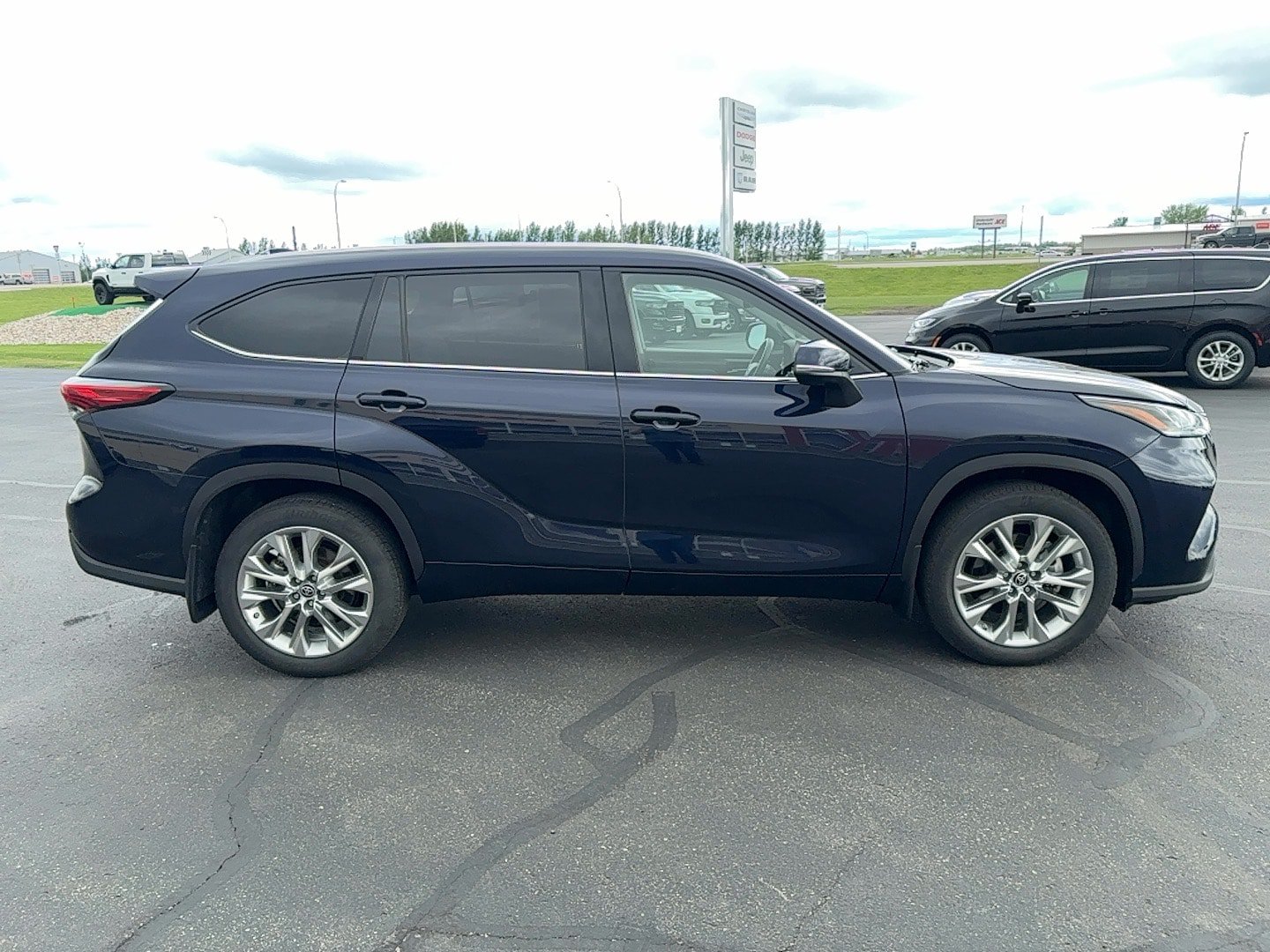 Used 2021 Toyota Highlander Limited AWD/4WD image 4