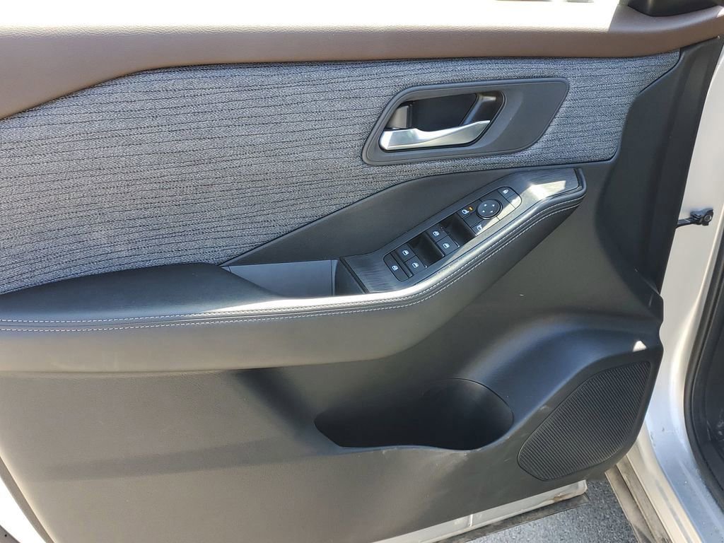 Used 2023 Nissan Rogue SV AWD/4WD image 19