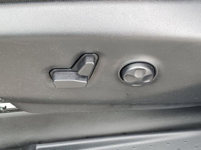 Used 2025 Chrysler Pacifica Limited FWD image 8