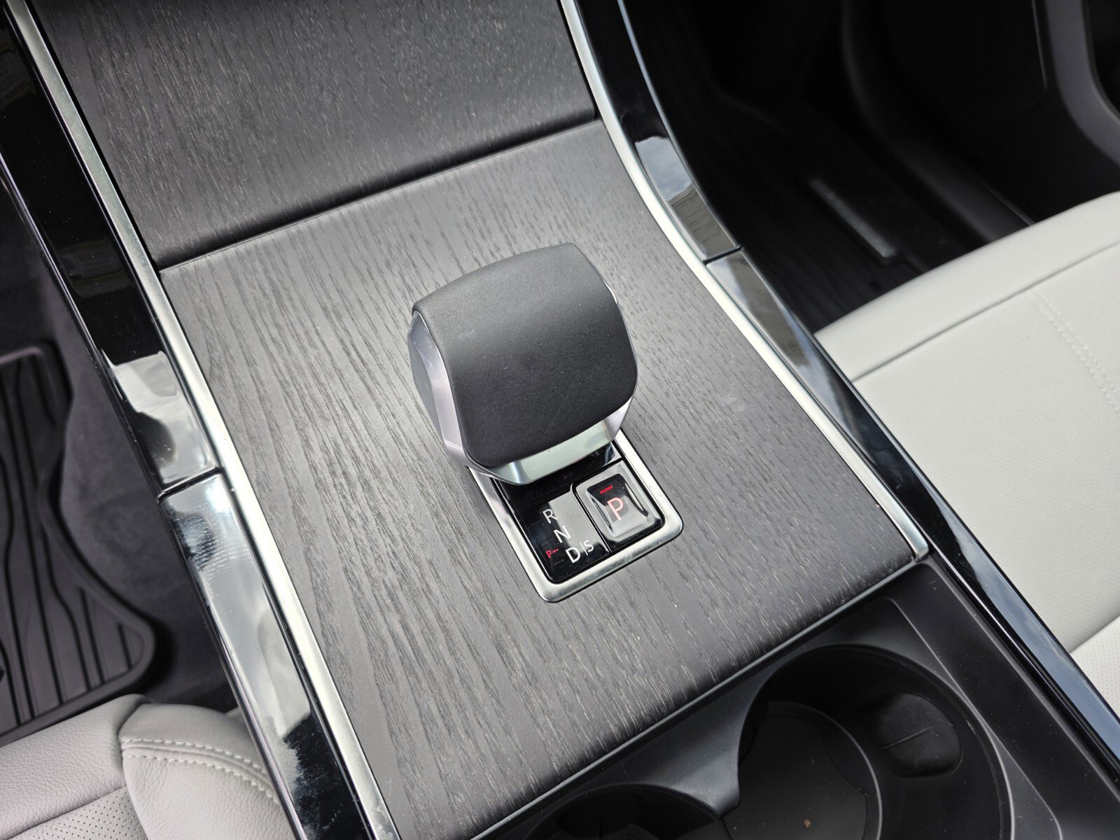 New 2026 Land Rover Range Rover Velar Dynamic SE image 17