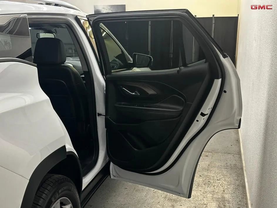 Used 2024 GMC Terrain SLT image 20