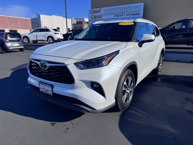 Used 2022 Toyota Highlander XLE FWD image 2