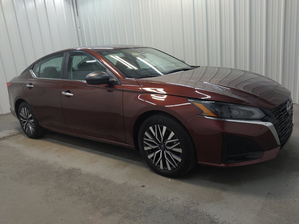 Used 2025 Nissan Altima 2.5 SV FWD image 11