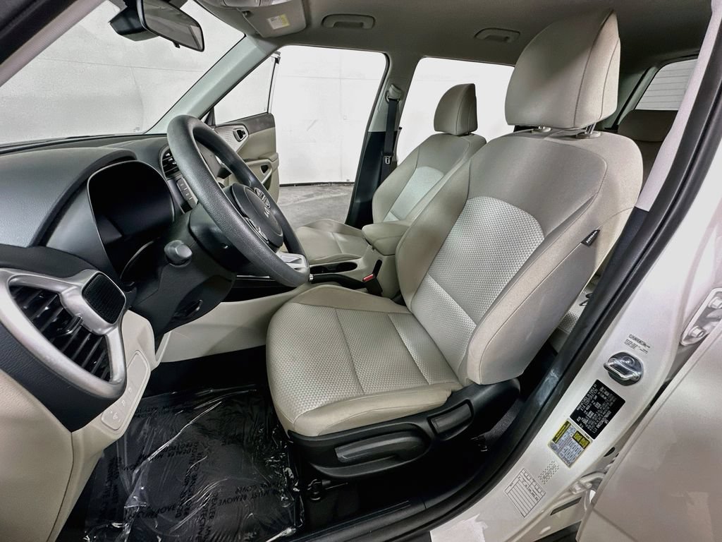 Used 2025 Kia Soul LX w/ LX Technology Package FWD image 14