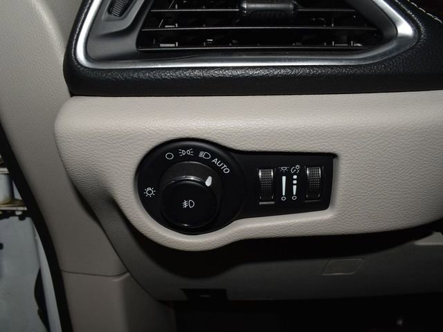 Used 2023 Chrysler Pacifica Limited image 15