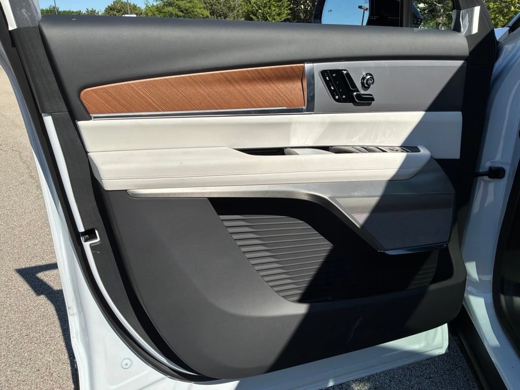 New 2026 Cadillac Vistiq Premium Luxury w/ LPO, Floor Liner Package AWD/4WD image 11