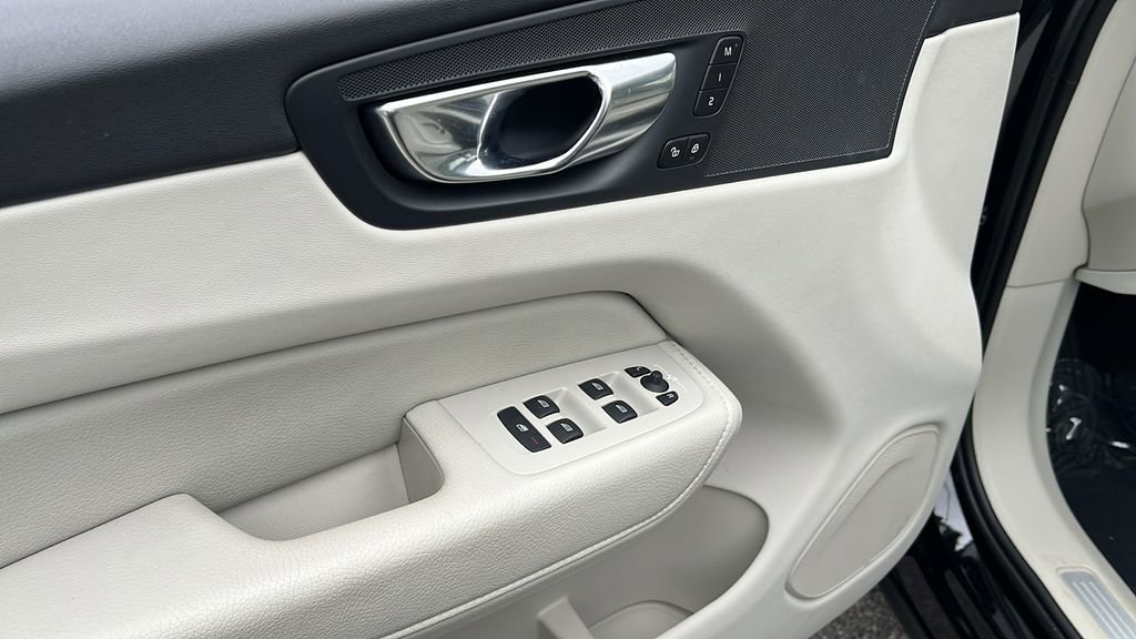 Used 2022 Volvo XC60 B5 Momentum w/ Climate Package image 21