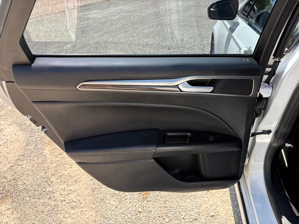 Used 2017 Ford Fusion SE w/ Fusion SE Technology Package FWD image 11