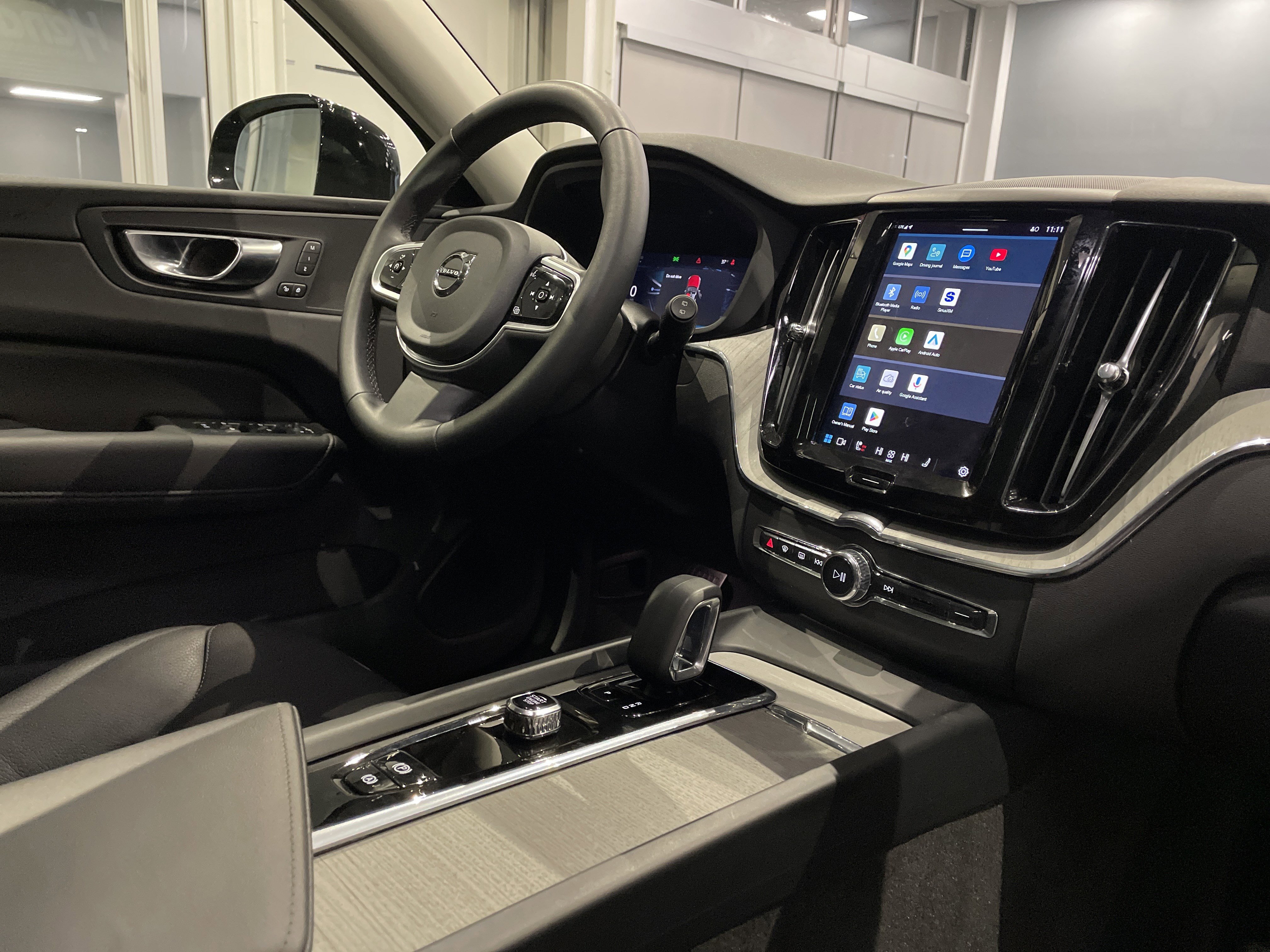 Used 2025 Volvo XC60 B5 Plus image 36