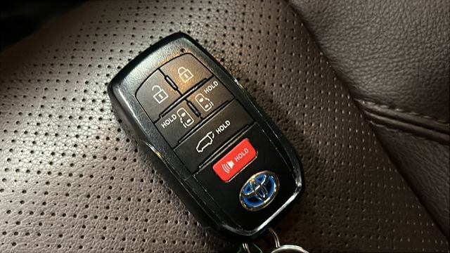 Used 2024 Toyota Sienna Platinum FWD image 28