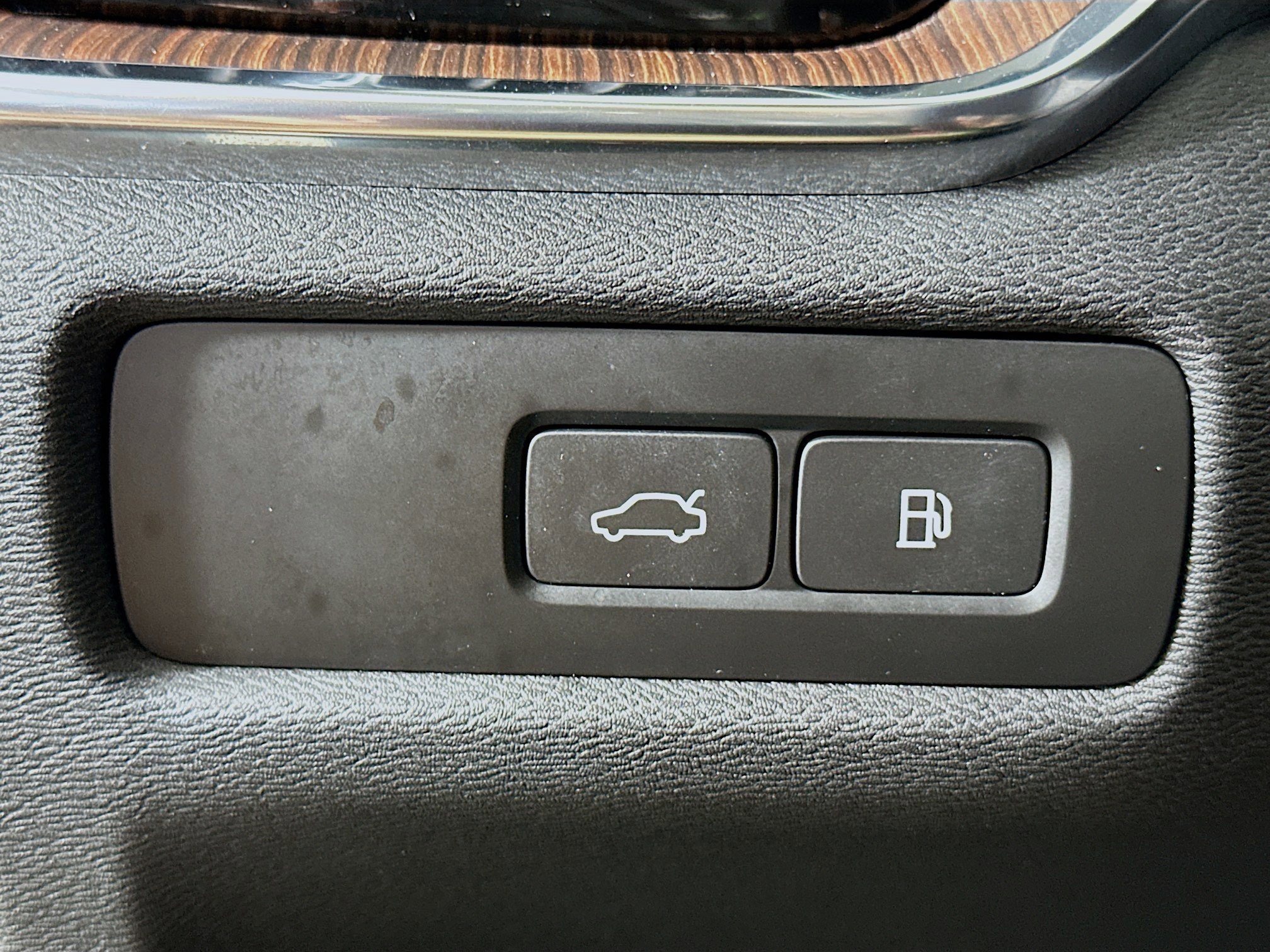 Used 2023 Volvo S60 T8 Plus image 17