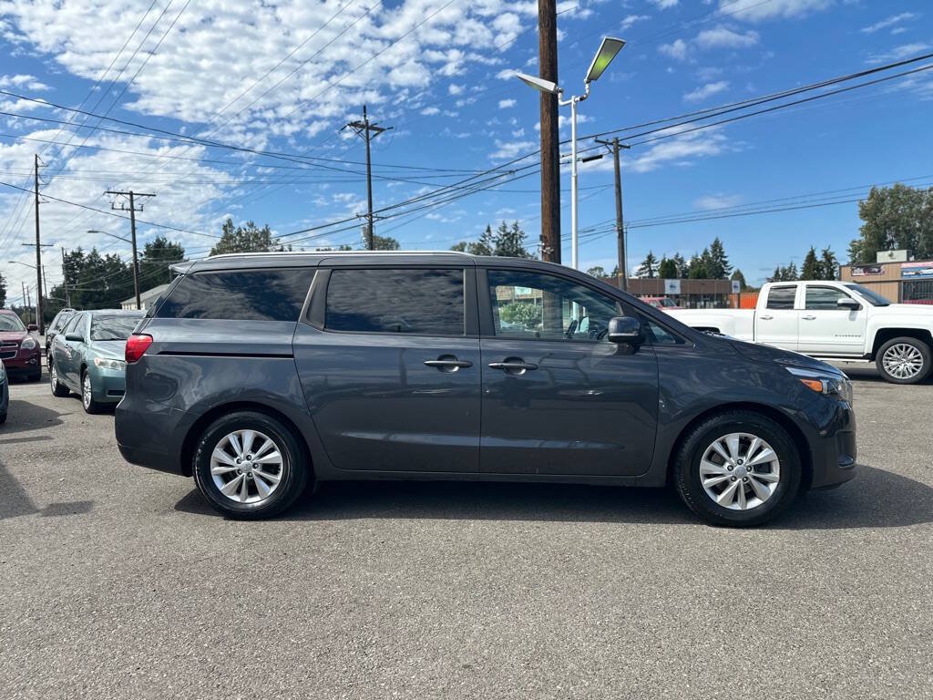 Used 2017 Kia Sedona LX w/ LX Essentials Premium Package FWD image 5