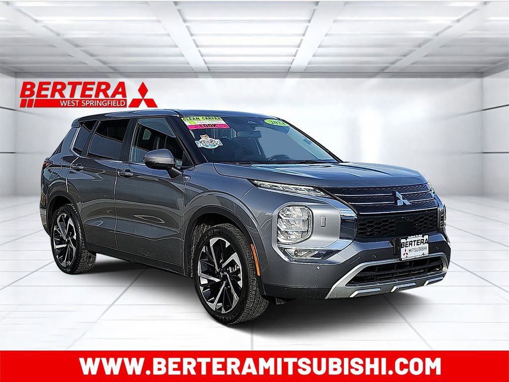 Used 2024 Mitsubishi Outlander SE image 1