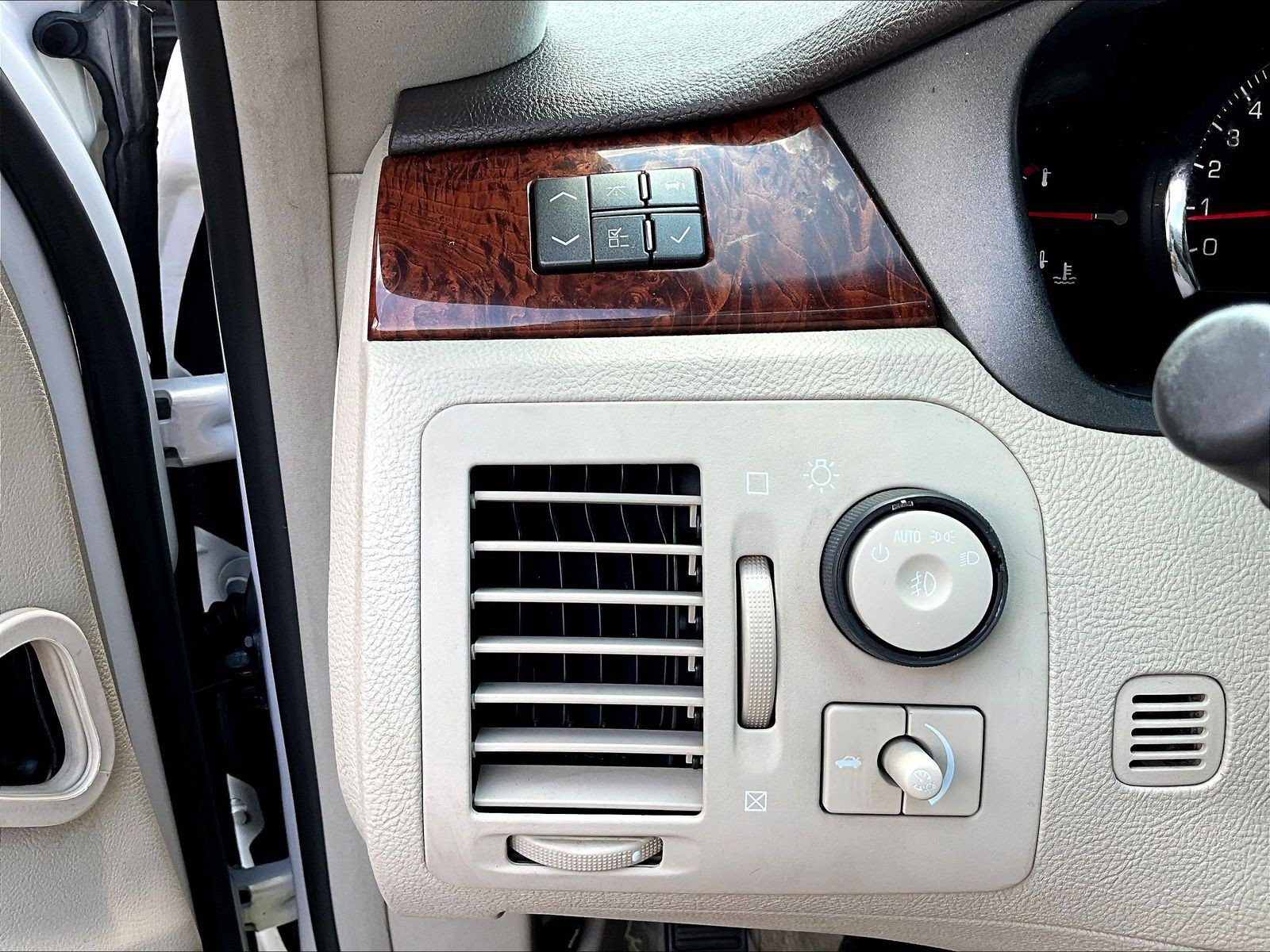 Used 2007 Cadillac DTS Luxury I w/ Trunk Convenience Package FWD image 35