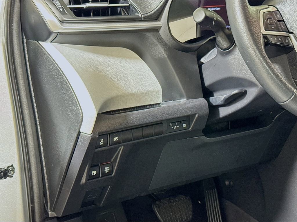 Used 2025 Toyota Sienna XLE image 8