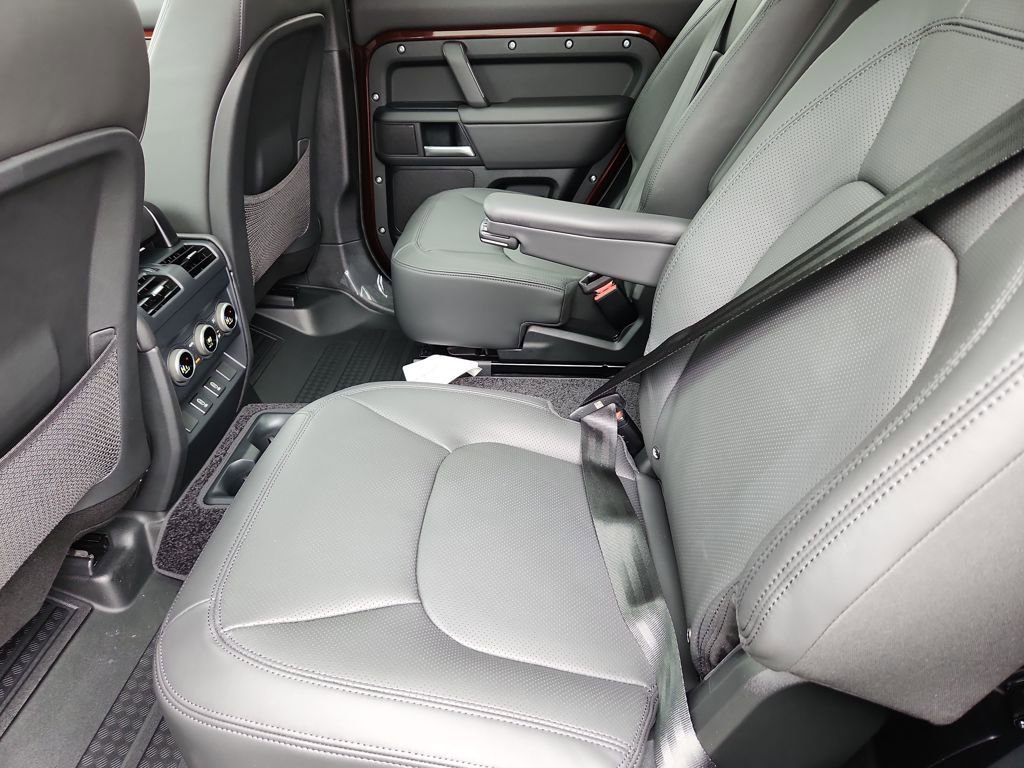 New 2026 Land Rover Defender 130 X-Dynamic SE image 5