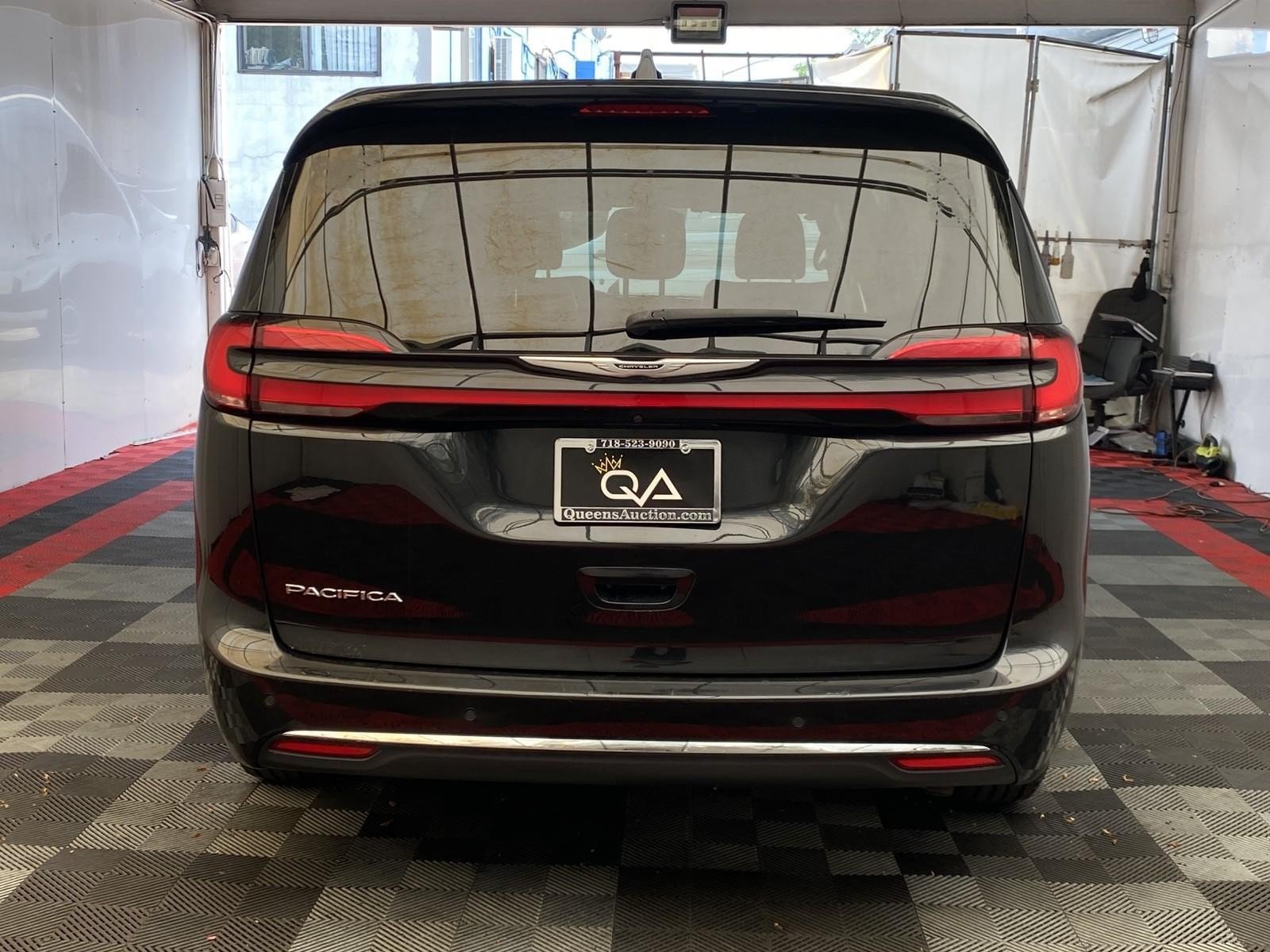 Used 2024 Chrysler Pacifica Touring-L FWD image 5