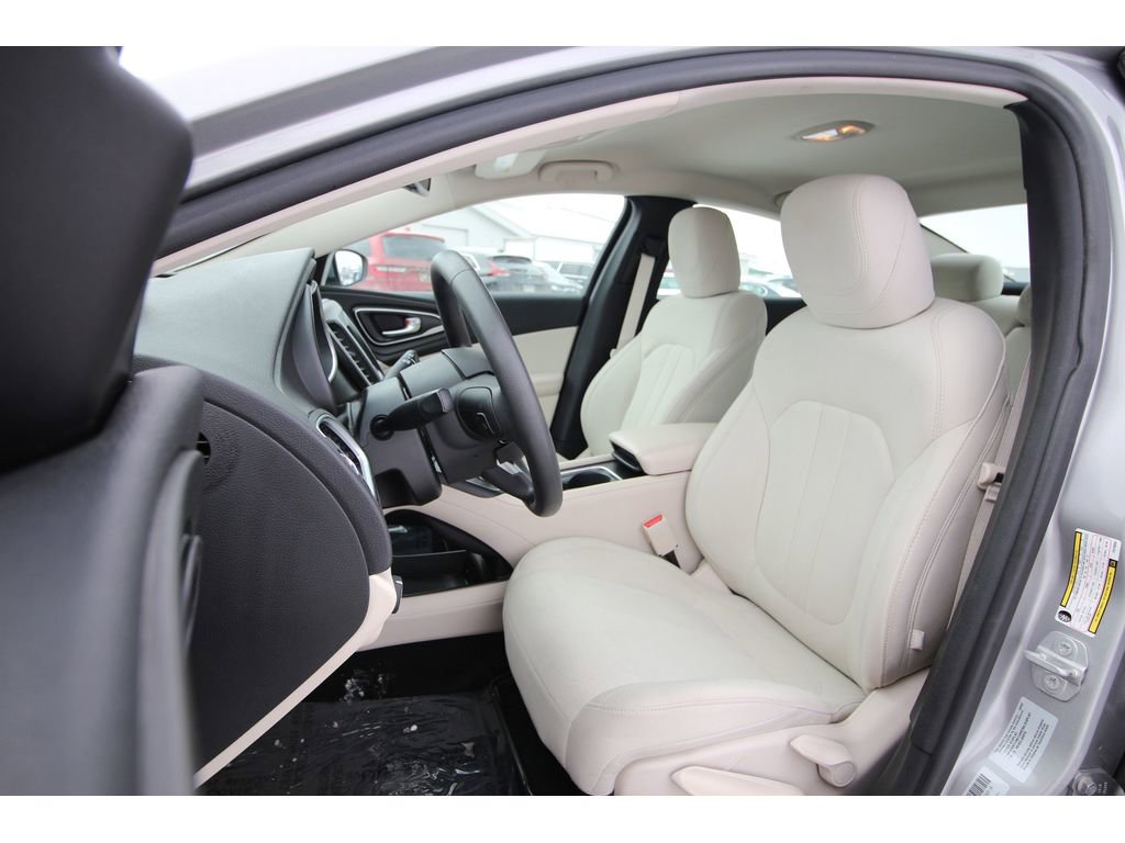 Used 2015 Chrysler 200 Limited FWD image 28