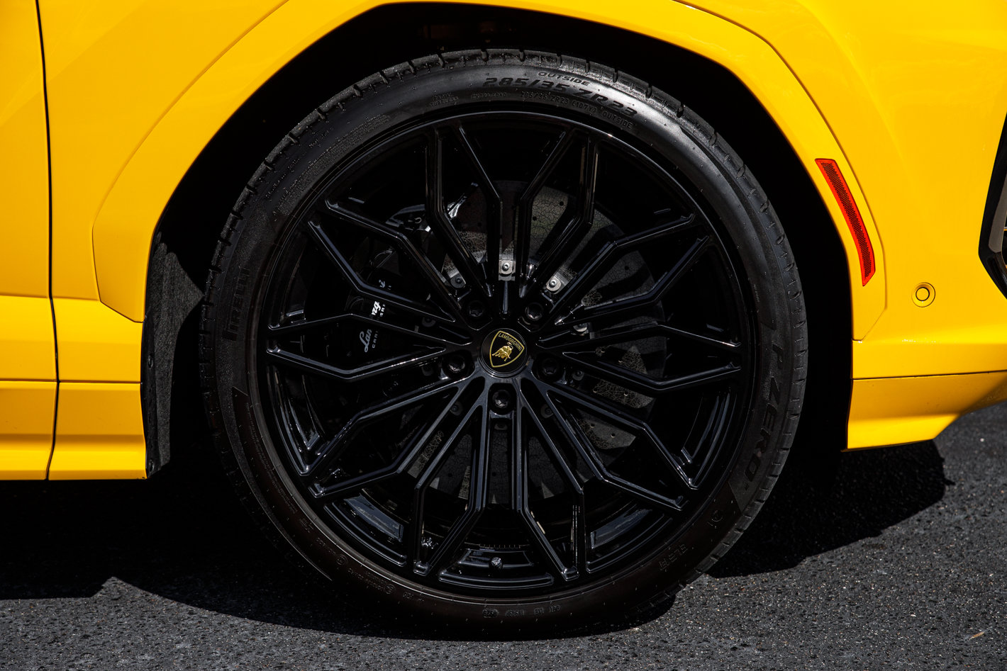 Used 2025 Lamborghini Urus SE AWD/4WD image 24