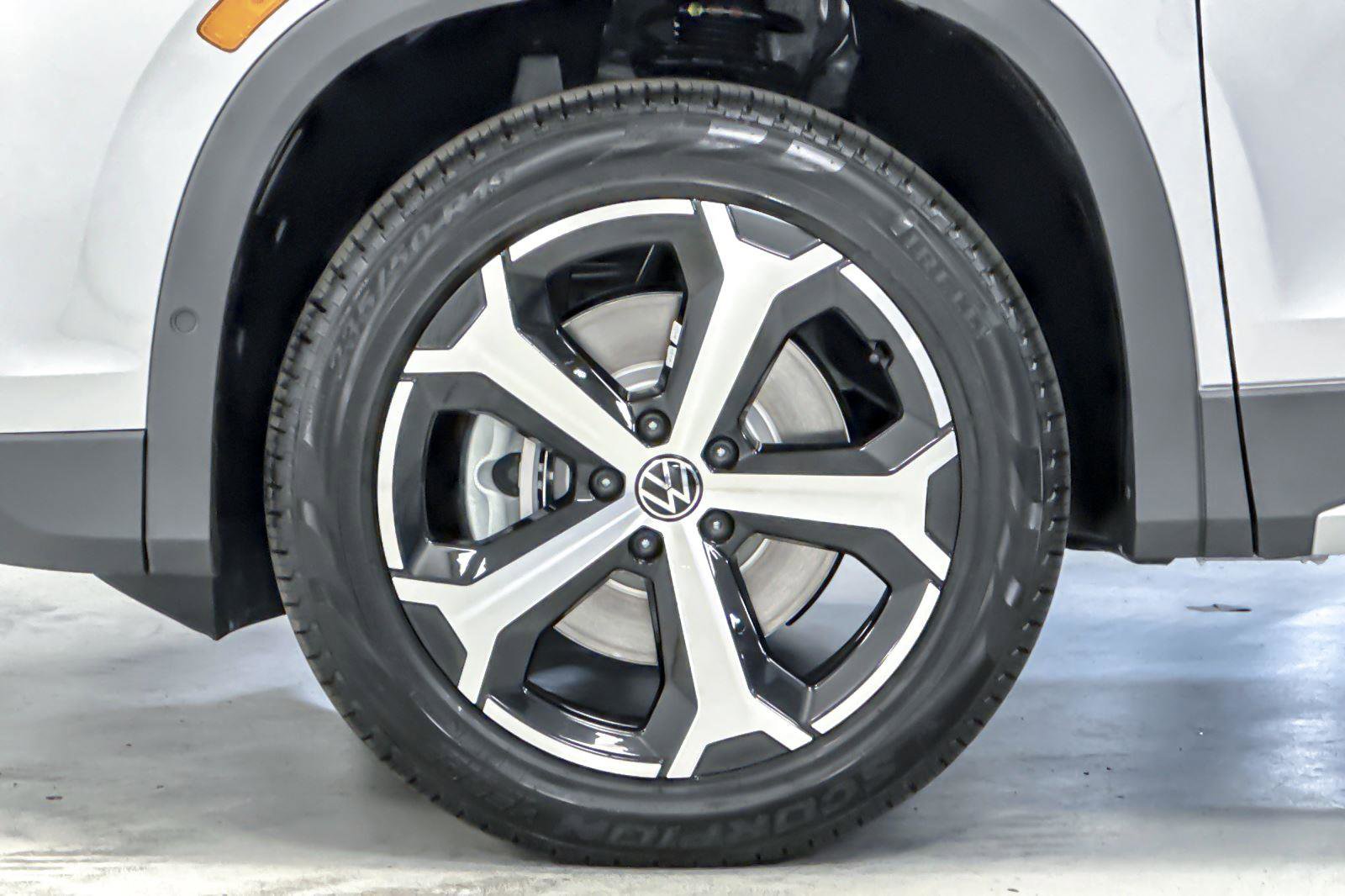 New 2025 Volkswagen Tiguan SE image 24