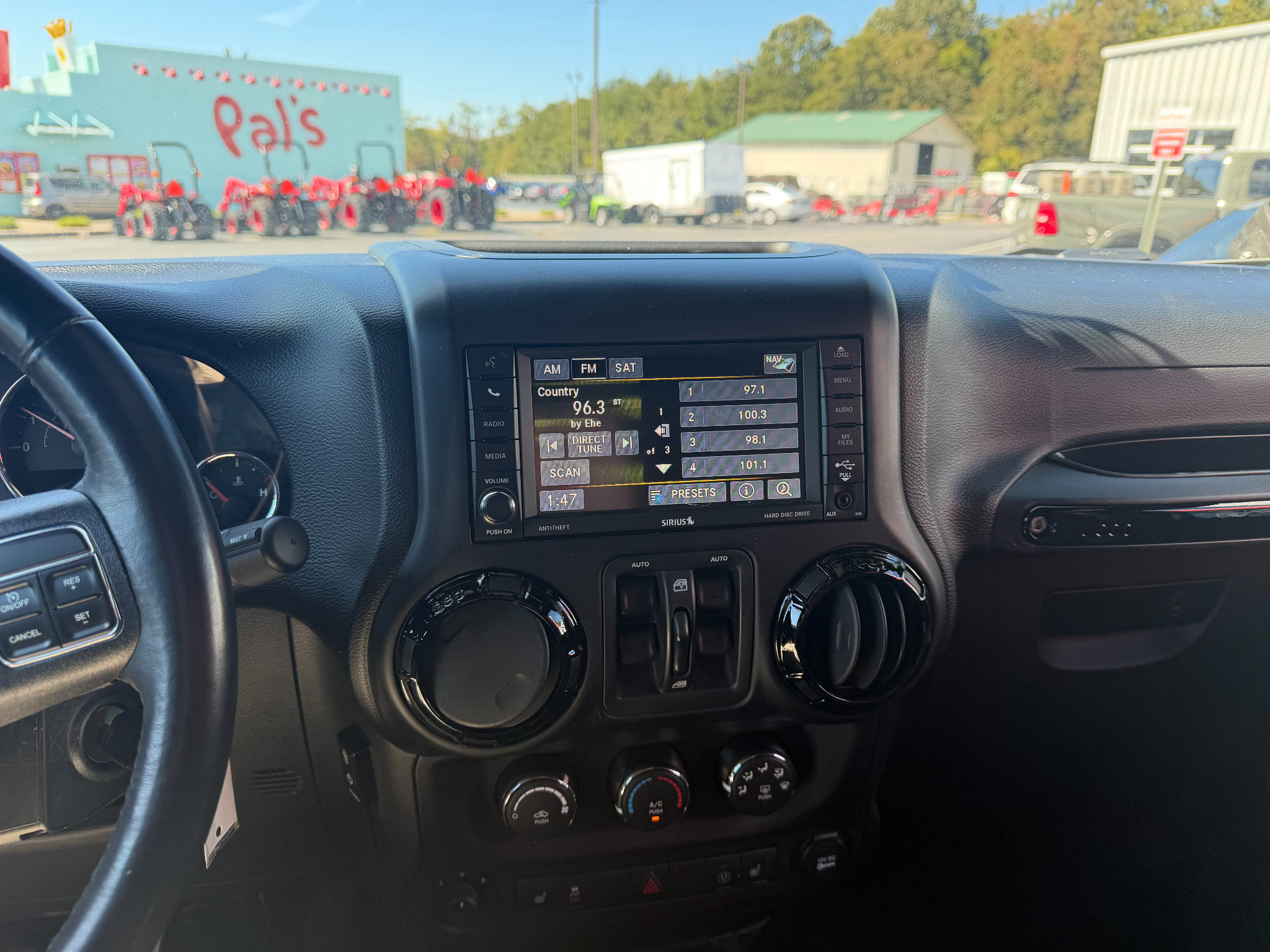 Used 2017 Jeep Wrangler Unlimited Sahara w/ Connectivity Group AWD/4WD image 14