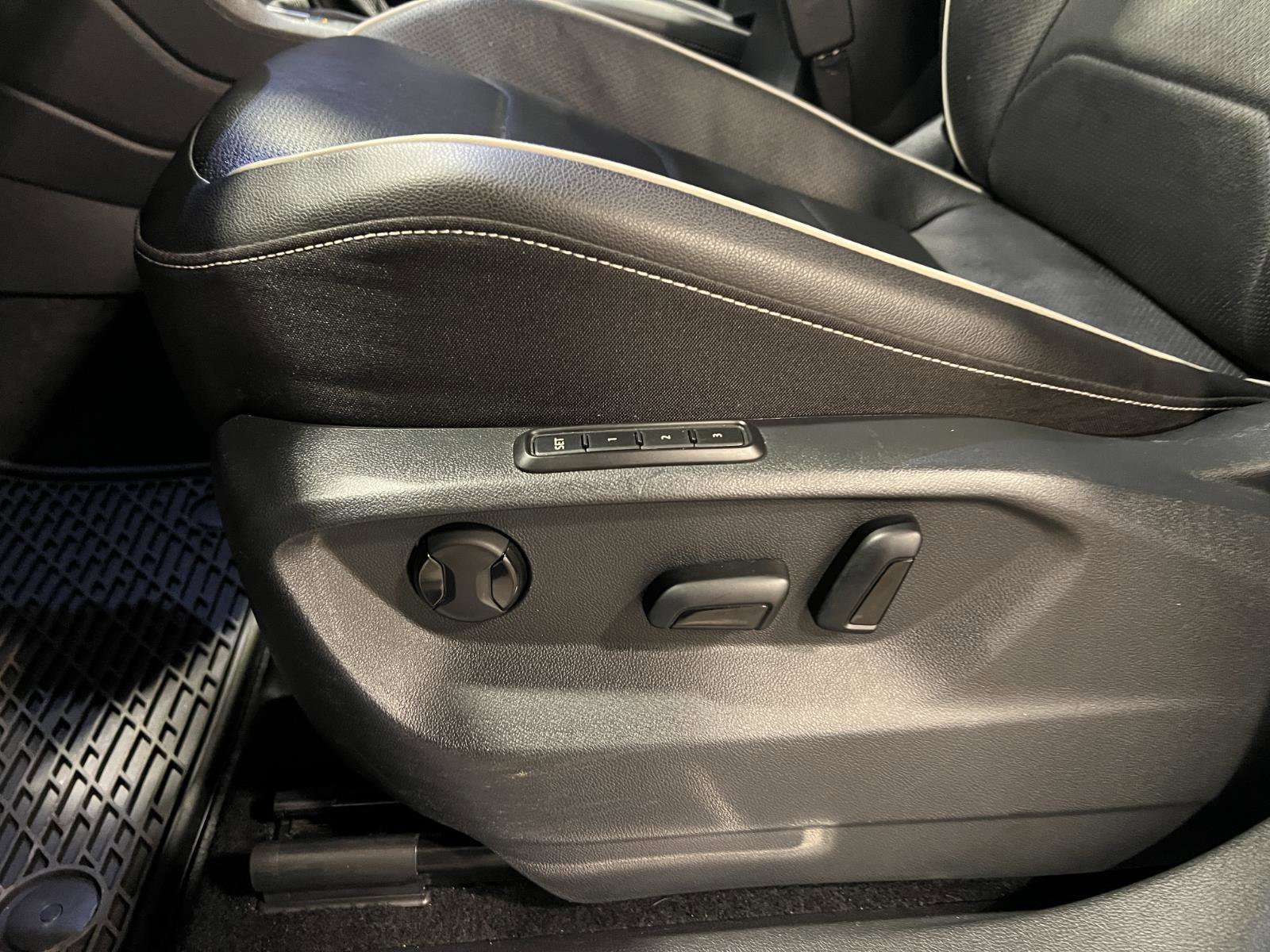 Used 2022 Volkswagen Tiguan SEL R-Line image 23