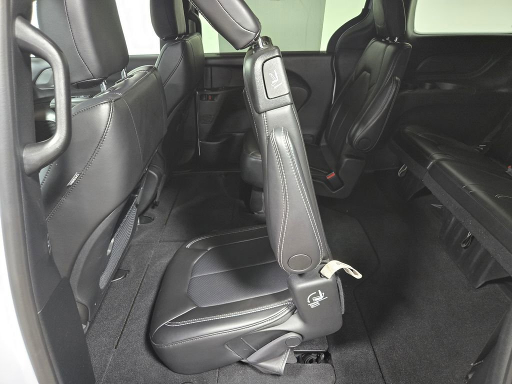 Used 2024 Chrysler Pacifica Touring-L w/ S Appearance Package AWD/4WD image 39