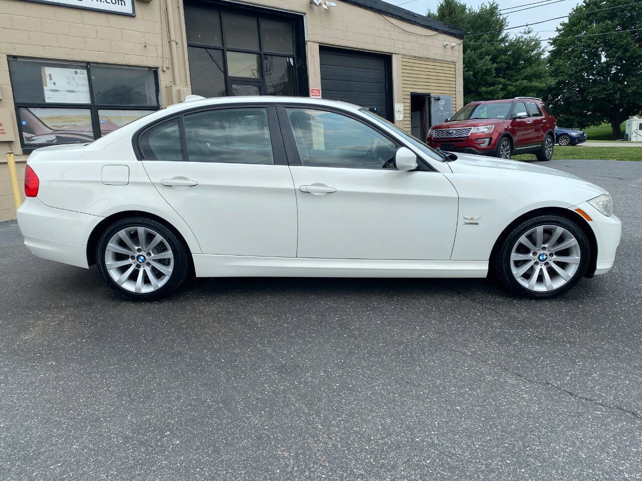 Used 2011 BMW 328i xDrive Sedan w/ Premium Pkg 2 AWD/4WD image 2