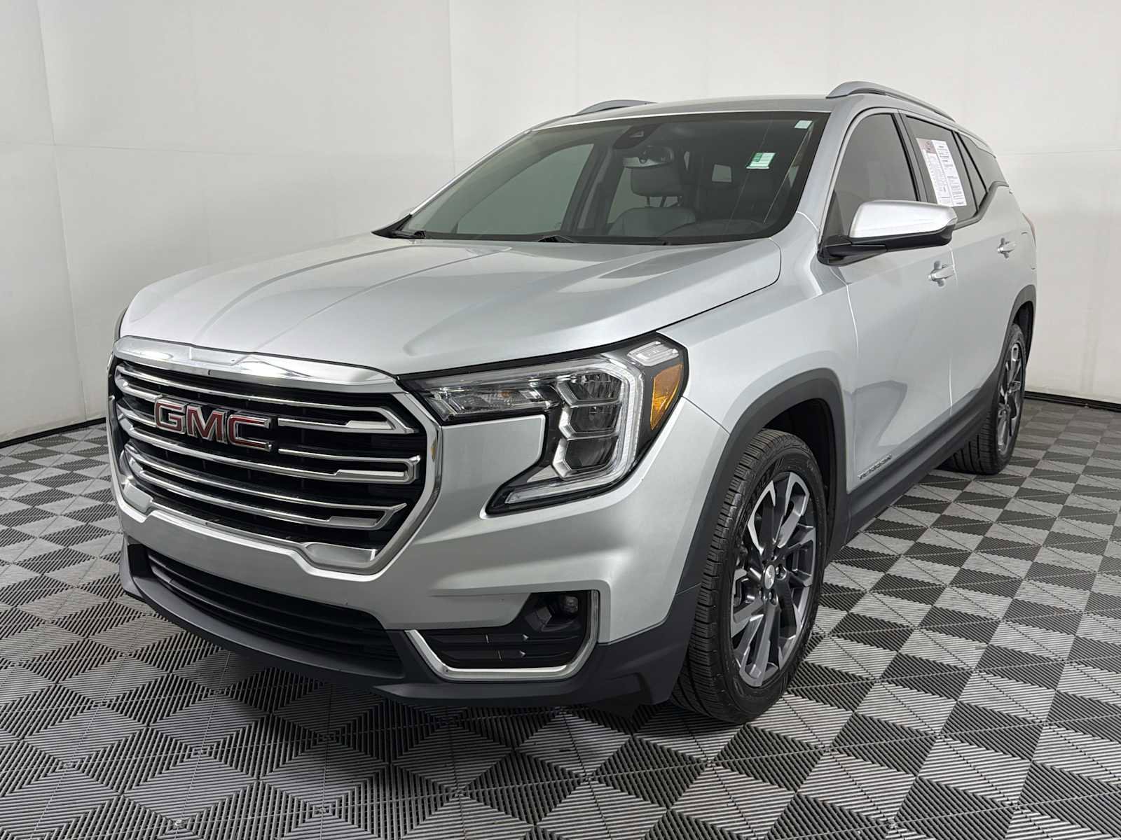 Used 2022 GMC Terrain SLT w/ Infotainment Package II FWD image 3