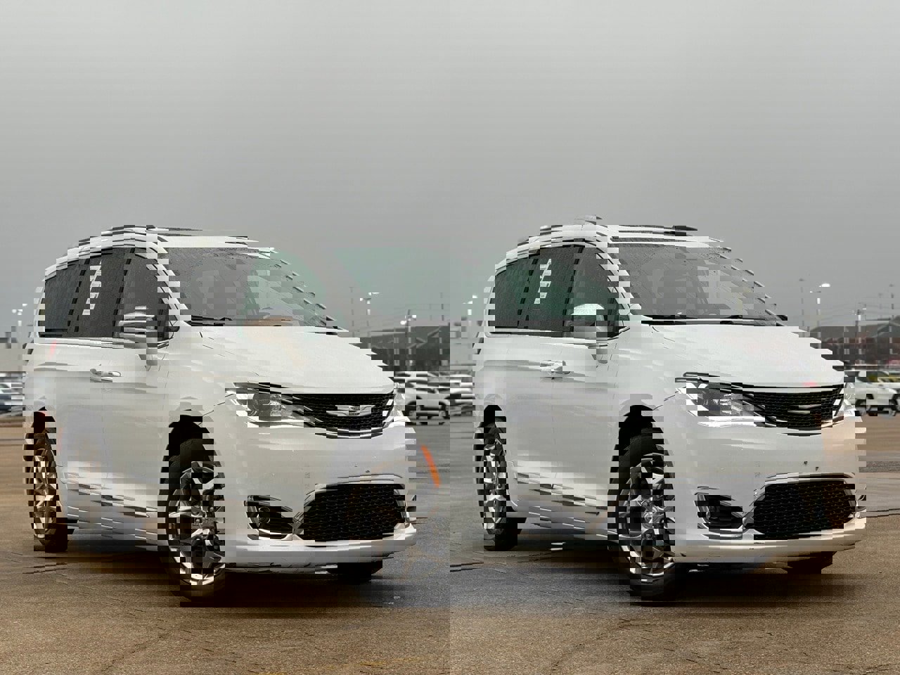 Used 2018 Chrysler Pacifica Limited image 2