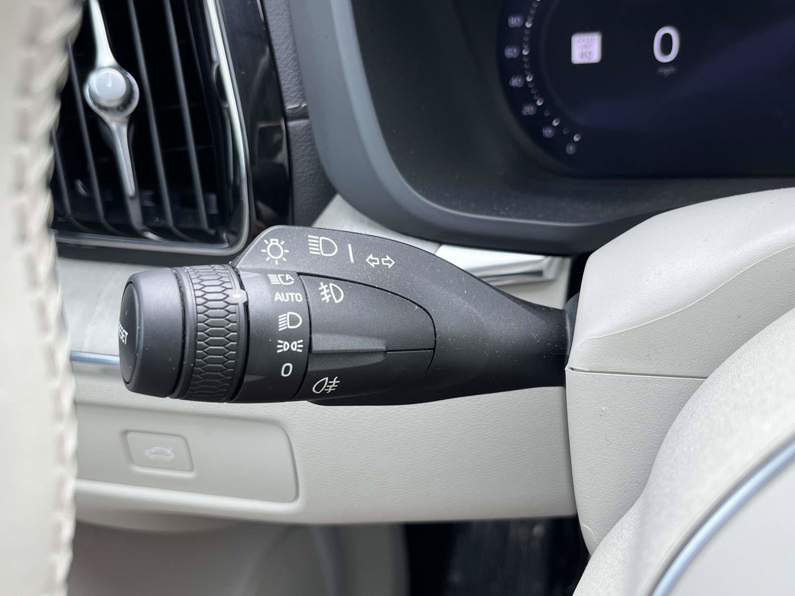 Certified 2023 Volvo XC60 B5 Ultimate w/ Climate Package AWD/4WD image 28