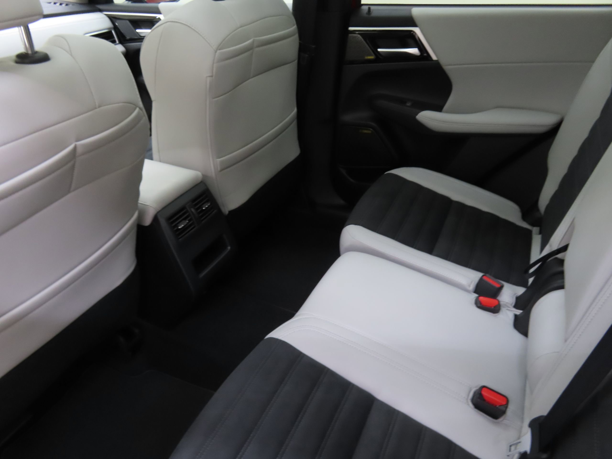 New 2025 Mitsubishi Outlander SE image 22