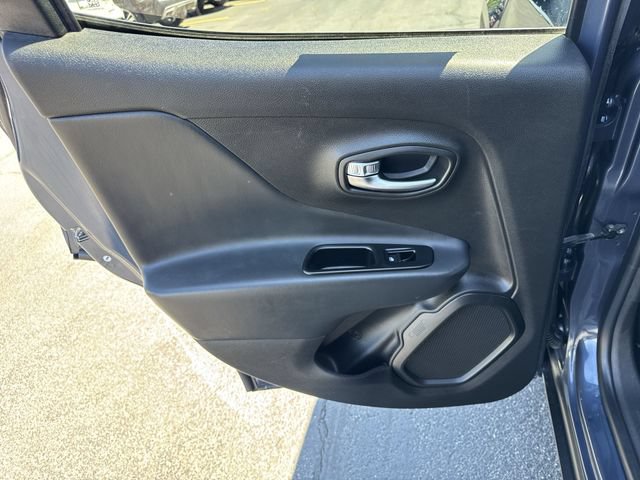 Used 2022 Jeep Renegade Latitude w/ Convenience Group AWD/4WD image 23