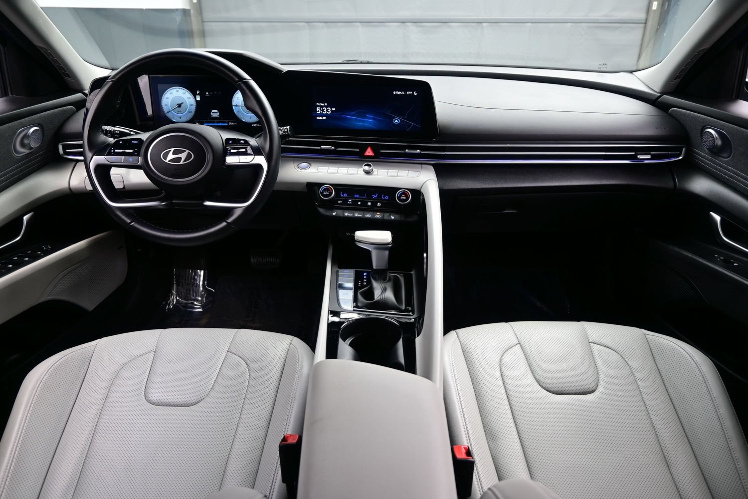 Certified 2025 Hyundai Elantra Limited FWD image 17