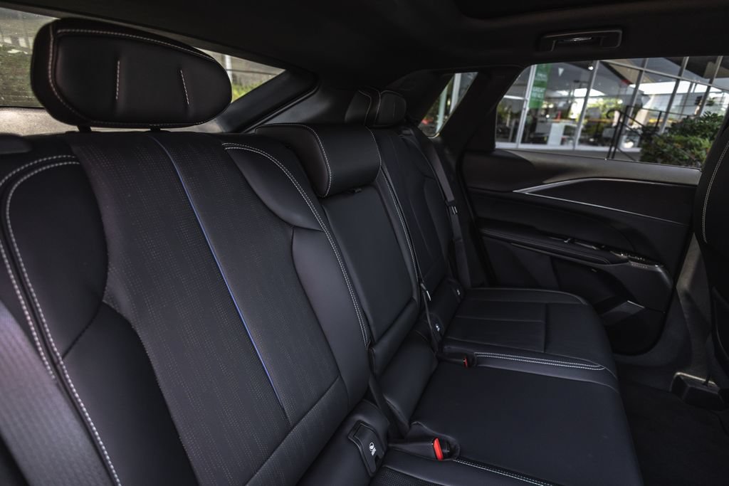 Used 2024 Cadillac Lyriq Sport RWD image 33
