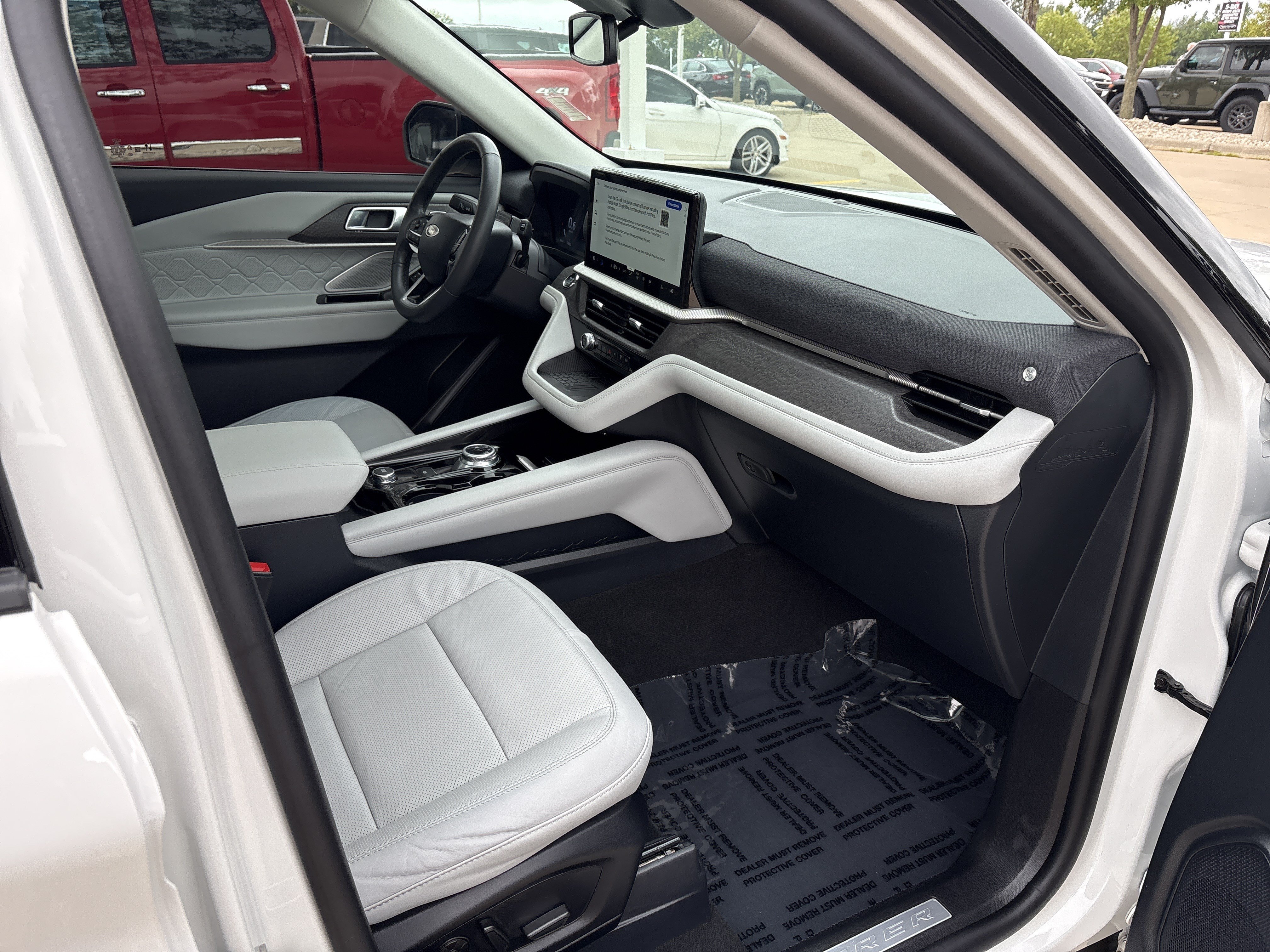 Used 2025 Ford Explorer Platinum w/ Ultimate Package AWD/4WD image 2