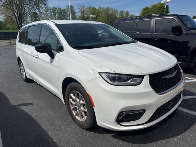 Used 2024 Chrysler Pacifica Touring-L image 5