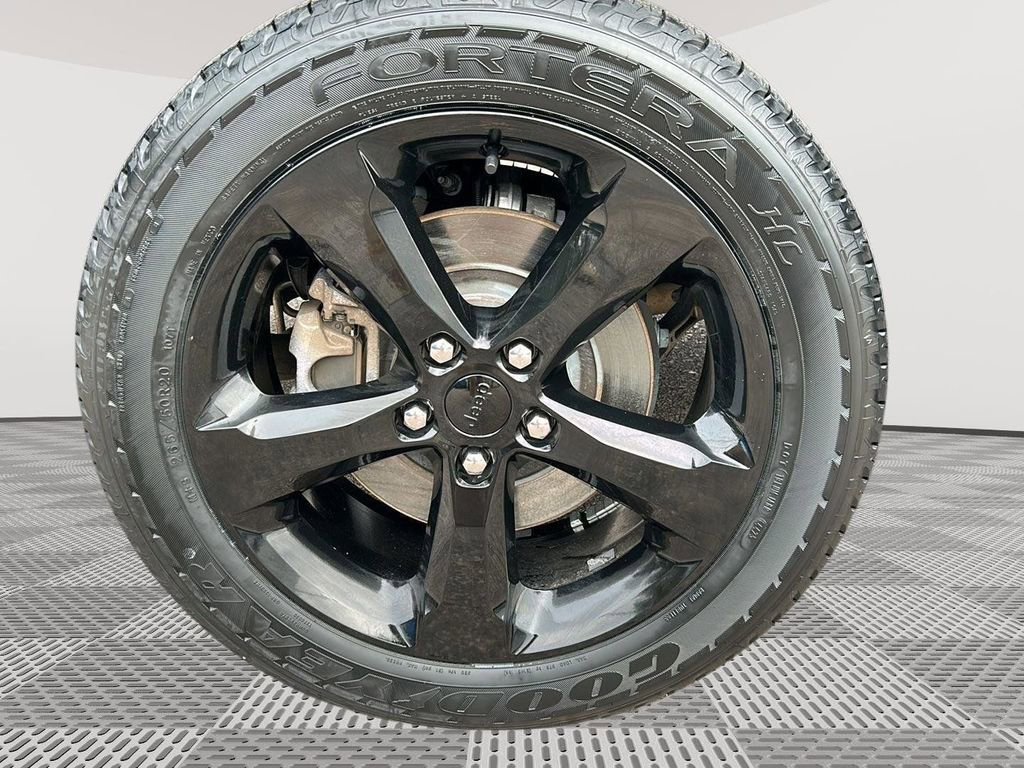 Used 2023 Jeep Grand Cherokee L Laredo image 28