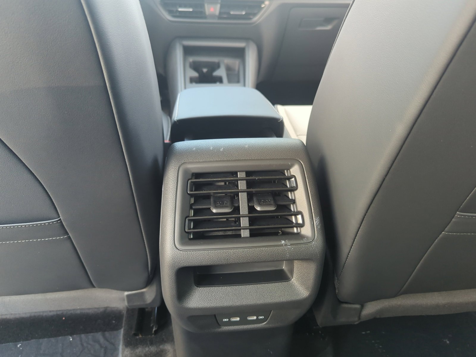 New 2025 Volkswagen Tiguan SE image 30